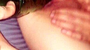 Amatérska žena strčí fľašu na striekanie hlboko do pičky pre divokú zábavu