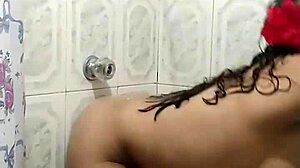 Pozwoliłam bratankowi przyrodniemu oglądać mnie pod prysznicem i dałam mu wszystko