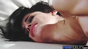 Ehi, guarda Pornfidelitys Natasha Lapiedra che si fa pestare la figa bagnata in posizioni doggystyle, deepthroat e cowgirl con azione cazzo hardcore. Piegata e tutto!