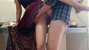 Indisk landsby bhabhi bliver boret hårdt i køkkenet med klar lyd