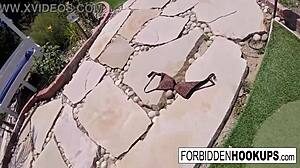 Καυτές έφηβες ασχολούνται σε απαγορευμένο hardcore σεξ με ημιτελείς αδερφούς σε άγριο pickup