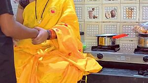 सौतेली माँ को सौतेला बेटा हॉट बॉयफ्रेंड कॉल के दौरान पकड़ता है।