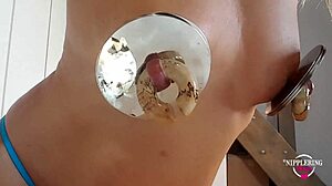 Hej, kolla mina stora nippelringar och piercade fitta, babe!