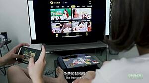 Mala kineska beba savija se za duboki grlo akciju! 😍