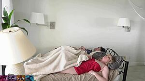 Stedmor deler hotelværelse seng med stedsøn, tingene blev vilde hurtigt!