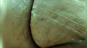 Îmi amintesc de fata bengaleză dezbrăcându-se și având distracție fierbinte înainte de baie într-un moment senzual.