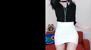 Cutie Korea Menari Menggoda dalam Persembahan Panas Berapi untuk Peminat