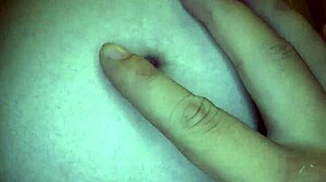 ข้างหลังสาวเอเชียข้างบ้านซ่อนอะไรไว้?