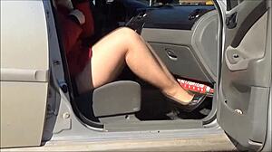 Вау, посмотрите на эти ноги в колготках, мелькающие на улице! 😍