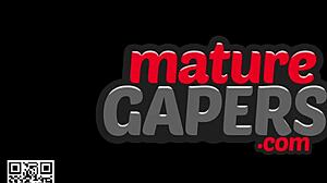 Punci tágra nyílik és mély anális baszás forró érett mostohaanyával