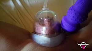 嘿，看我用手指猛操穿环的骚逼，还玩弄乳头到极致！