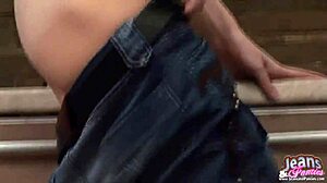 בוא תראה אותי מציצה תחתונים צמודים ומפתה בג'ינס קרועים. אמא חובבנית מילף מסירה עירומה רק בשביל הכיף.