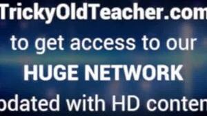 Jeune bombe joue de l'instrument du vieux prof en levrette