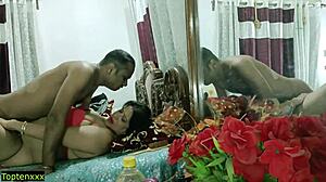 סקס הינדי לא חתוך עם אודיו חם! דודה צעירה מקבלת אנאל עז