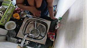 Mi esposa se pone caliente lavando platos en la cocina. Se excita en el proceso.