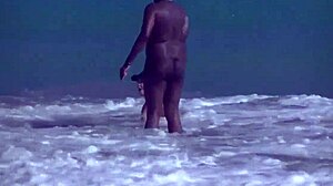 Hey, schau zu, wie ich alte Voyeure am Nacktstrand necke!