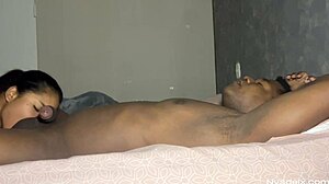 זוג חובבים מבצע סקס אוראלי לפני שינה, כולל דיפטרוט על זין שחור גדול ויד