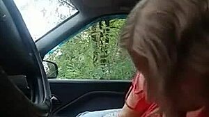 Russische Göre vögelt wild im öffentlichen Auto