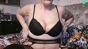 ميلف تتحرش بزوجها بملابس داخلية مثيرة في كلوز أب