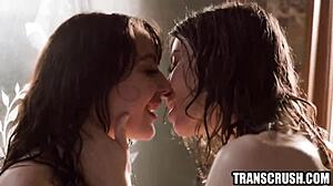 Transseksualka dominira deklico v vroči prhi jebanju!