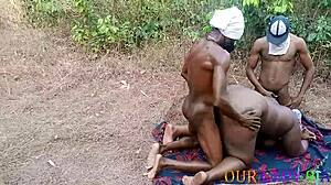 BBW MILF dominerer landsbyvakten i vill maskerade festival trio.