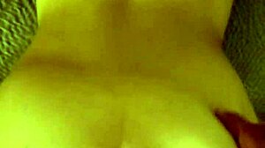 Ribanc barátnő nyeli a hatalmas arcra lövellést