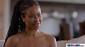 Hé, az ebony szomszédom olyan jól nyalja a barátnőm picsáját