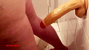 mirándome jugar con un juguete grande en el baño. se siente tan salvaje e intenso con cada movimiento!