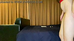 Hé, nézd ezt a cukis barna nőt, ahogy játszik a szűk seggével!