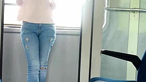 Ragazza sconosciuta mi palpa il cazzo sul treno prima di una sega in bagno