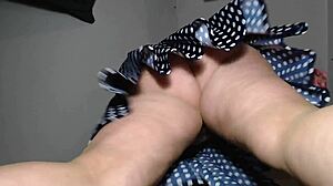 ¡Joder! Milf jugosa en medias provocando con falda subida hasta orgasmo