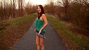 Anđeo sa trotoara skida se gola na javnom mestu u šoku!