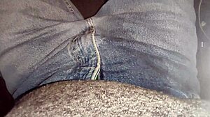 Titokban pisilek az autóban