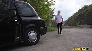 Слатка бринета тинејџерка пумпа у лажном таксију