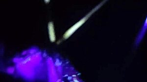 Otrokovský kokot štípnutý kopřivou v bondage seanci