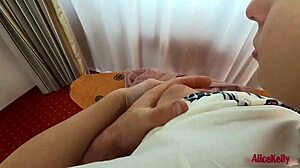 Brunetka duboko guta kurac i dobija jebanje pasijom sa ejakulacijom na pičku