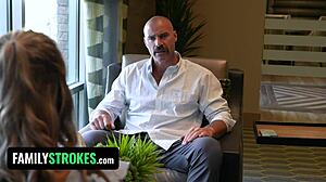 Summer Vixen, uzmi očev ogromni kurac na ovom kauču!