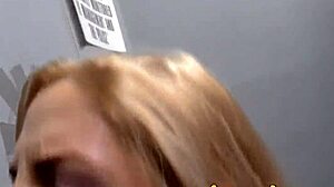 Gloryhole-tøs sluger sæd i hardcore interracial tatoveret action med monsterpik der banker