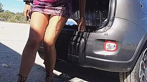 Pisse depuis la voiture sur le parking de la plage nudiste !