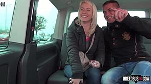 Blondine blir plukket opp og knullet i breedbussen