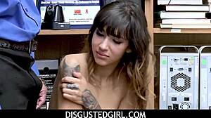 أوه، تم القبض علي أسرق... كيتي كاريرا اضطرت للدفع بجسدها!