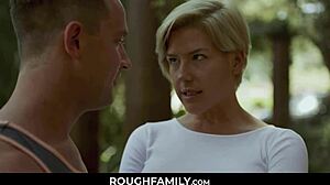 Styvmoder Kit Mercer dominerar flirtig kille