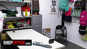 Shoplyfter babe Adrianna Jade třese šťavnatá prsa