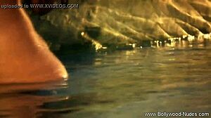 Cewek India Brunet Telanjang Menari di Sungai dalam Adegan Erotis