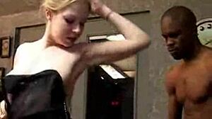 Suprugat Gleda kak Blonda Jena se Ebi ot Cheren Kur Silno