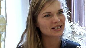 Dánská krasavice si hraje s chlupatou kundou skleněným dildem