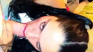 Trans târfă fumează în timp ce dă blowjob dezordonat