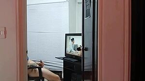 Peguei Meu Meio-Irmão Se Masturbando Assistindo Pornô, Fiquei Molhada Vendo Seu Pau Grande e Chupei Ele