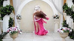 Видел ли ты когда-нибудь, как милая русская танцовщица живота очаровывает вот так?