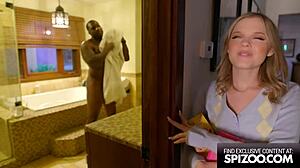 איך הצעירה הקטנה בת 18+ קוקו לאבלוק מתמודדת עם ה-BBC הענק?